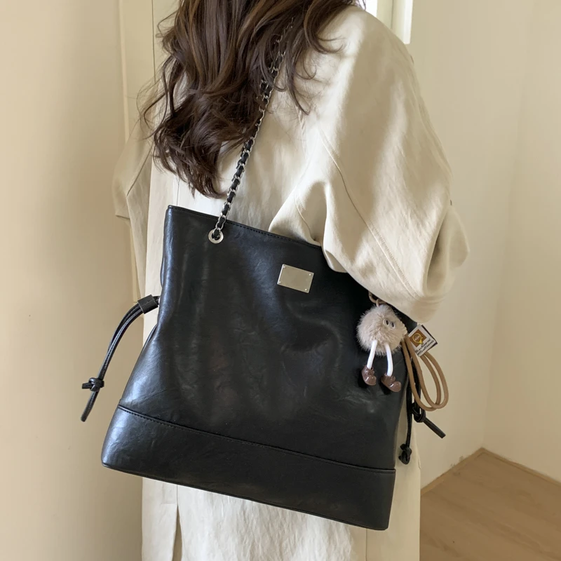 新款女包法式链条百搭小众单肩包软皮大容量斜跨通勤气质托特包