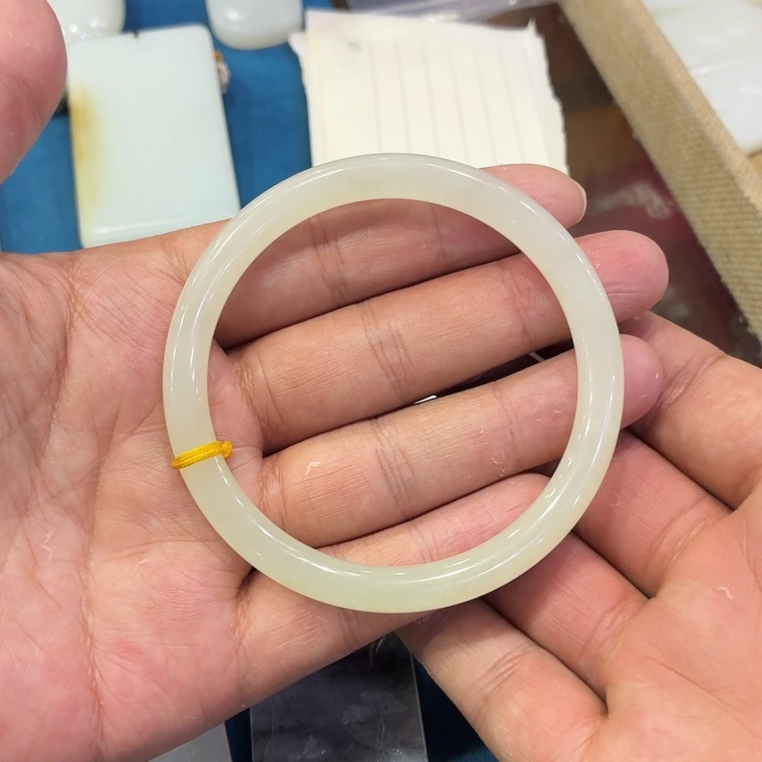 和田玉未镶嵌手镯