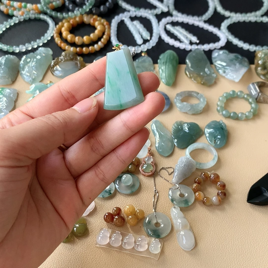 翡翠未镶嵌颈饰无事牌