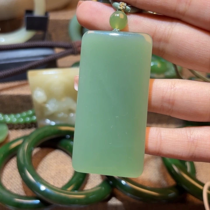 颈饰未镶嵌和田玉（碧玉）