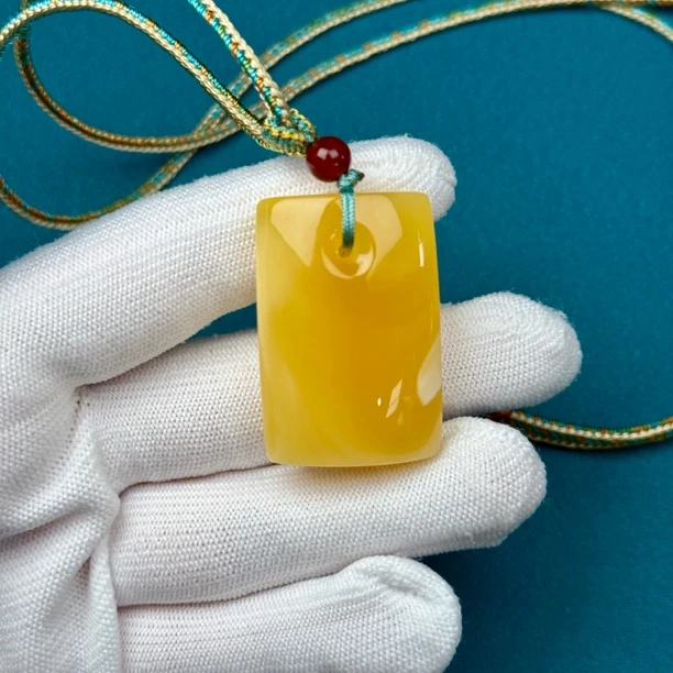 Y1499天然蜜蜡 俄料无事牌挂件25*37*12mm一物一图假一罚十