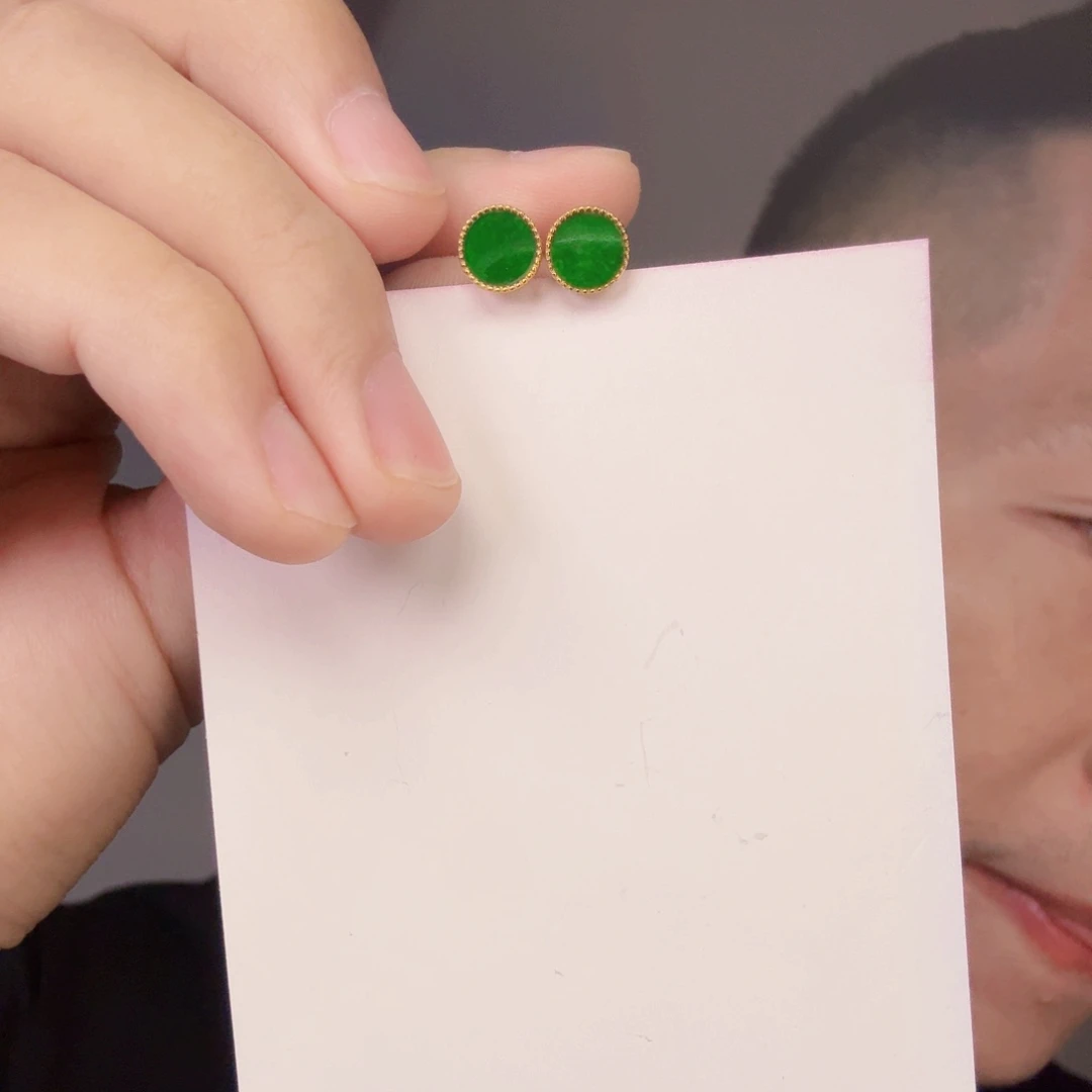 翡翠未镶嵌颈饰一对