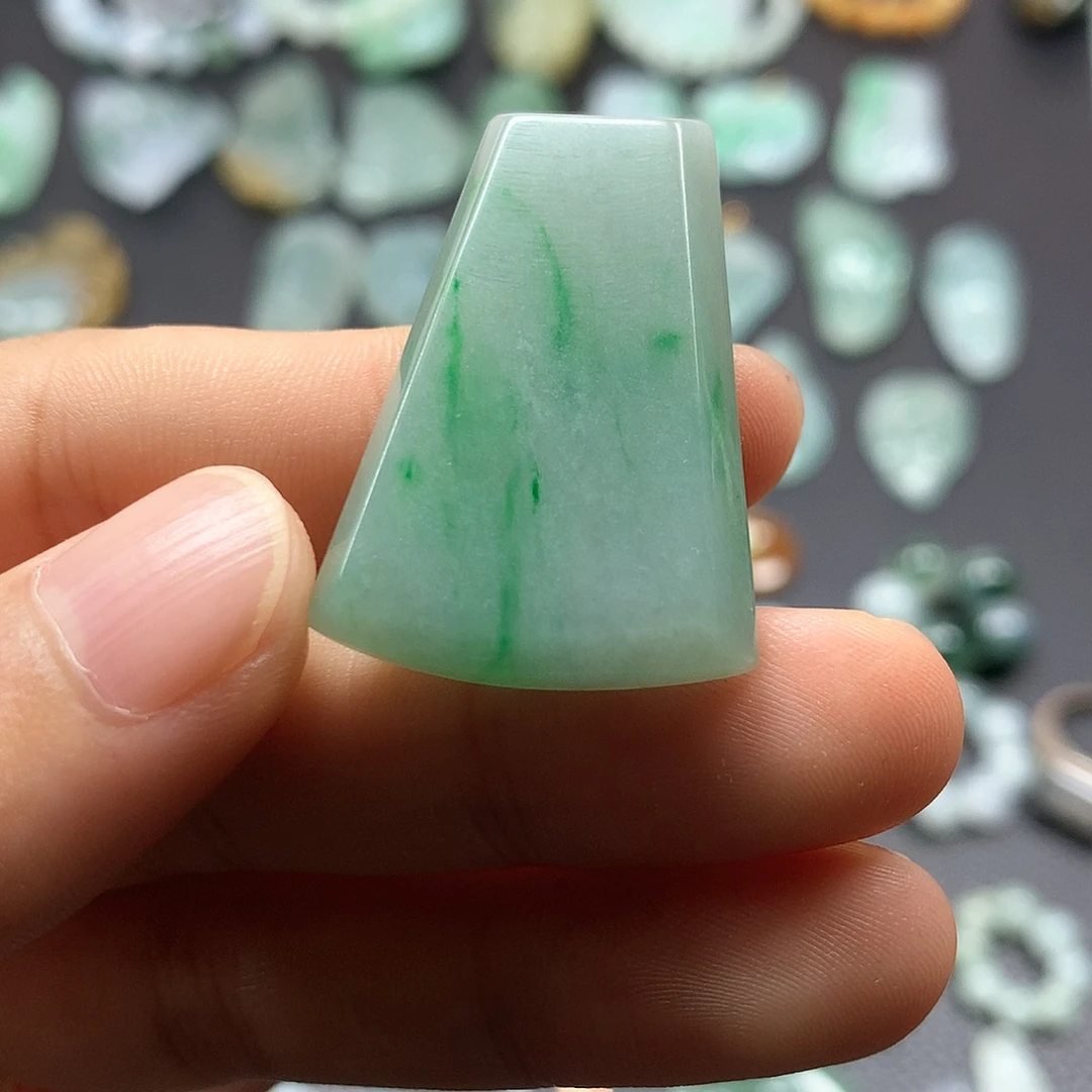 翡翠未镶嵌颈饰无事牌