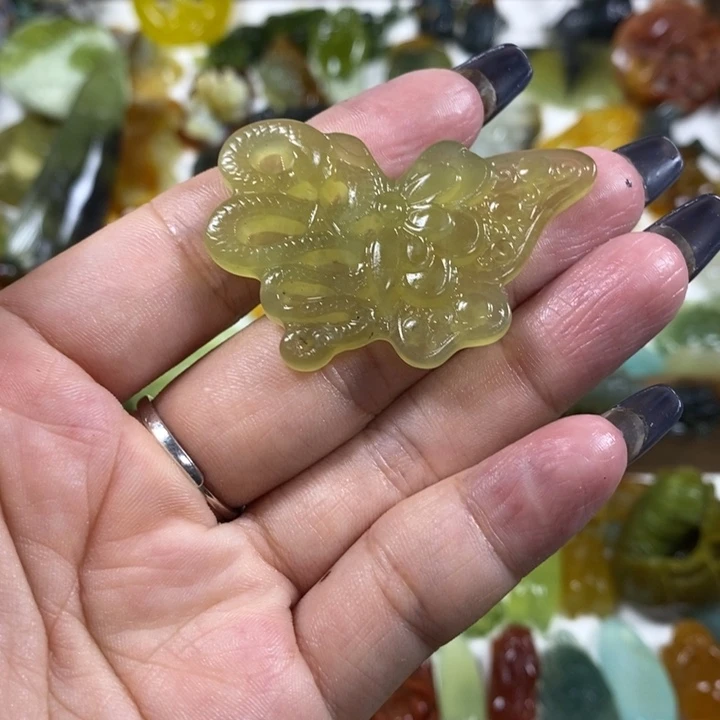 未镶嵌蛇纹石玉吊坠