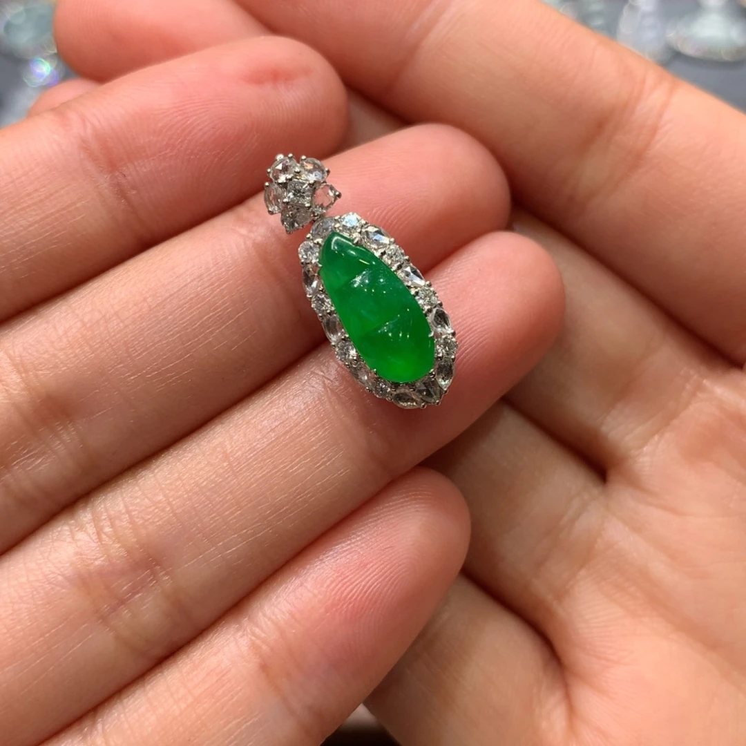 翡翠颈饰18K金镶嵌吊坠