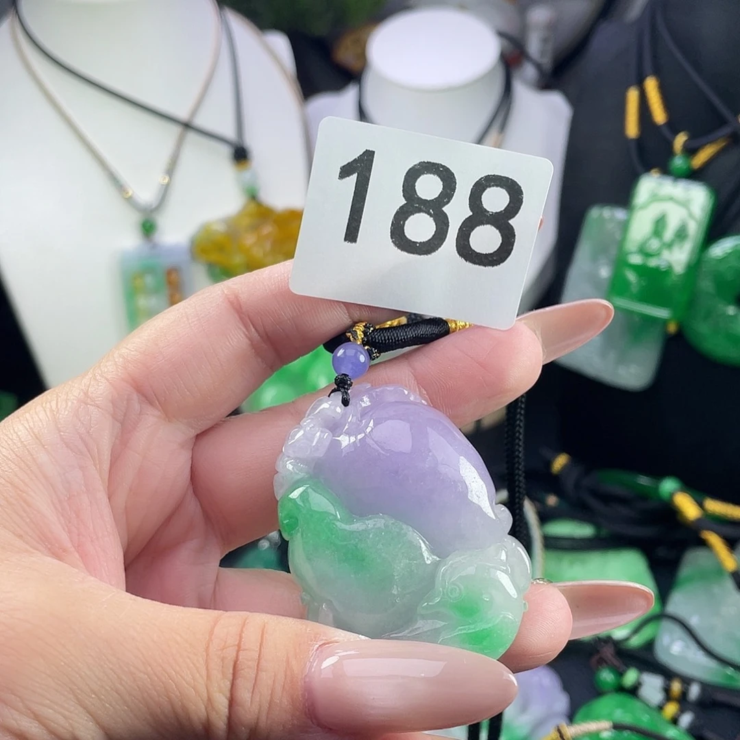 翡翠未镶嵌吊坠(赠链)