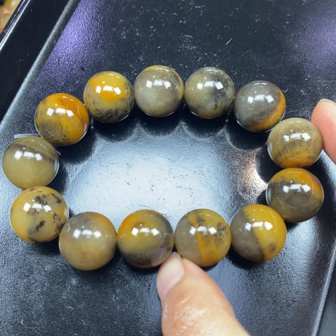 未镶嵌石英质玉（黄龙玉）颈饰
