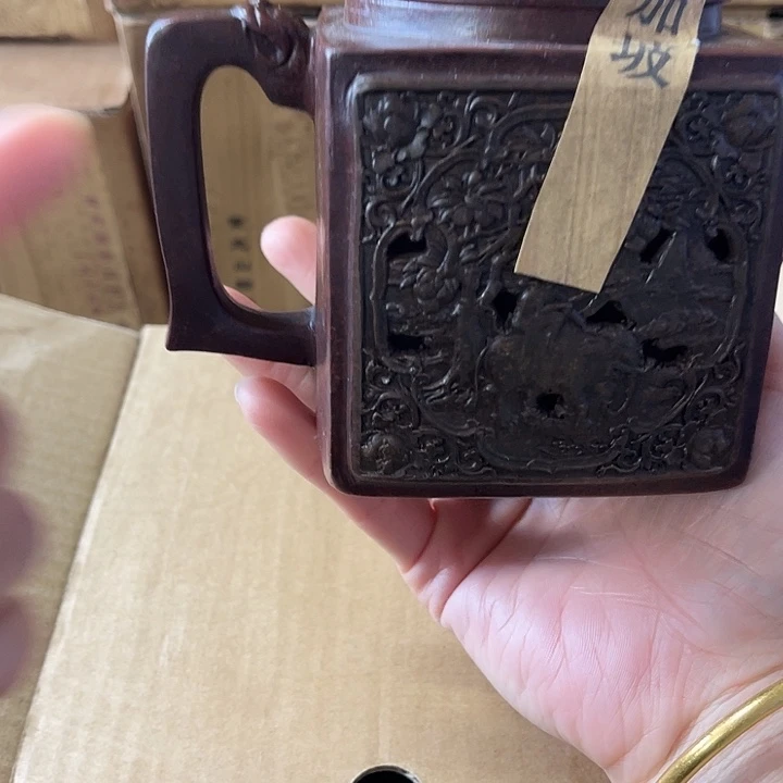 紫砂茶壶矿泥手工制作的一把紫砂壶。