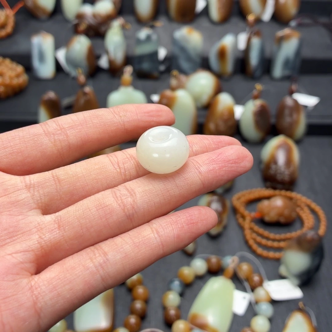 里***恩和田玉未镶嵌颈饰