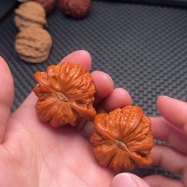 吴***刚文玩核桃把件白狮子