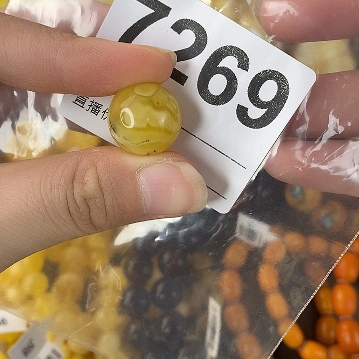 蜜蜡未镶嵌珠宝奇石