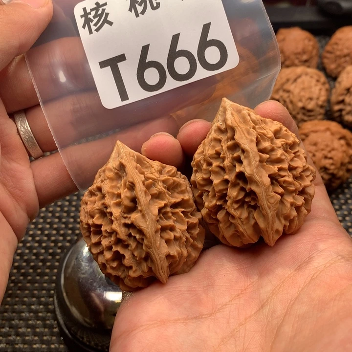 文玩核桃吊坠招财鼠