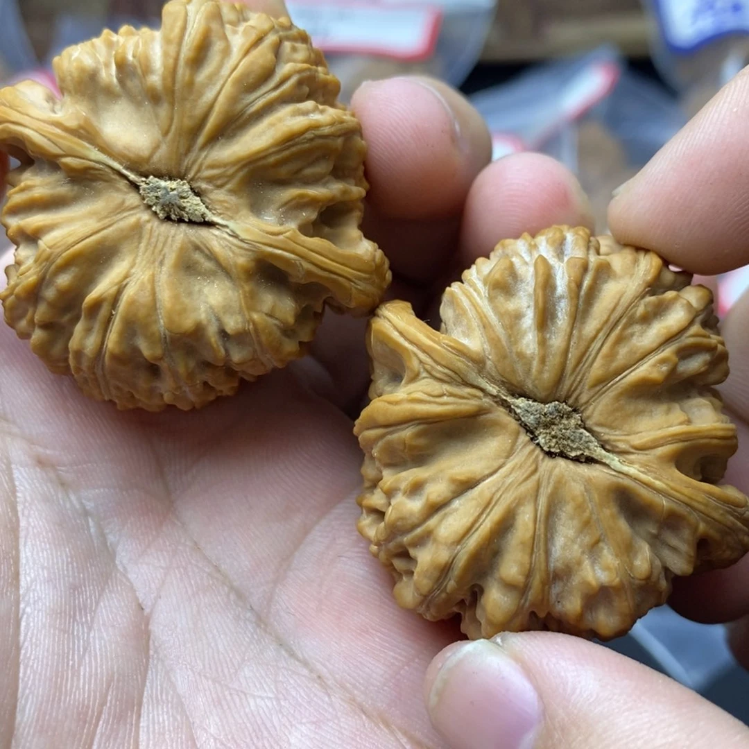 爸***、文玩核桃吊坠42微修白狮子