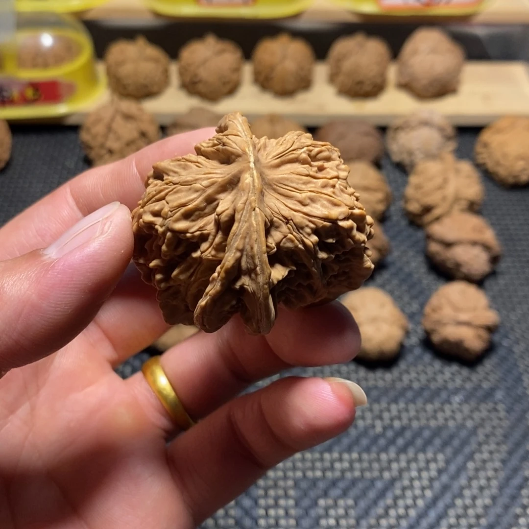 鲁***吃文玩核桃吊坠异形