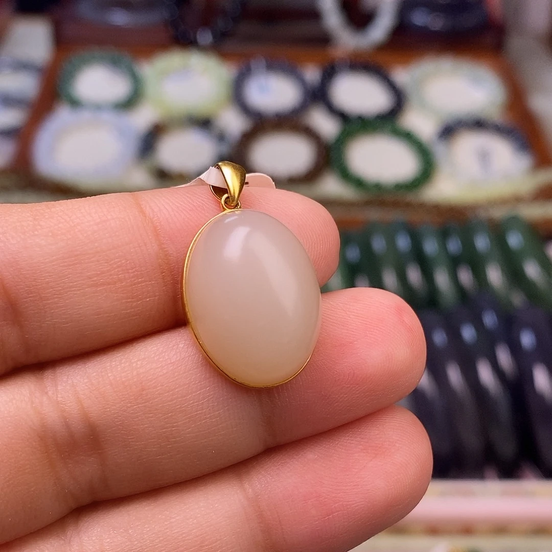 颈饰未镶嵌和田玉收藏级熟藕粉脂膏级老矿料红粉金镶蛋面吊坠