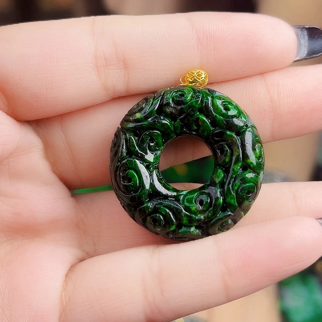 颈饰18K金镶嵌翡翠多样性