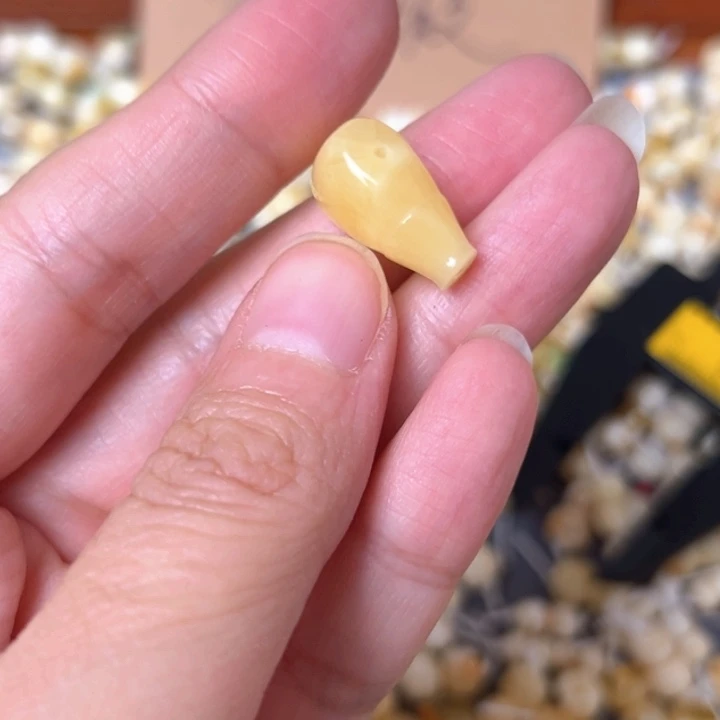 蜜蜡未镶嵌裸石9.7mm一个