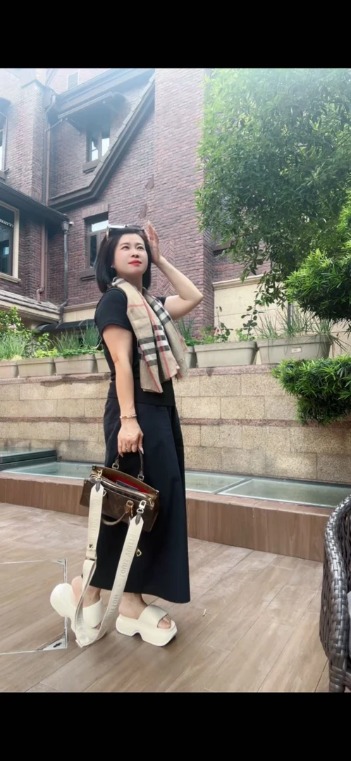 春夏秋新款女士黑色正肩T恤