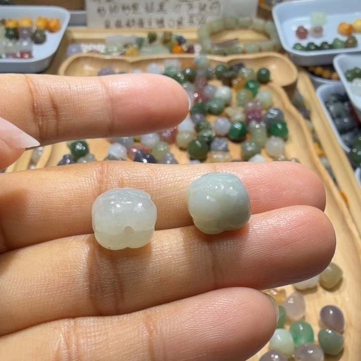雅***咪和田玉未镶嵌珠宝半成品