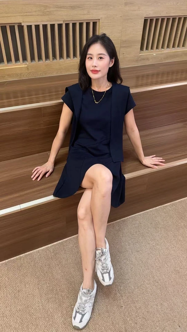 Miss Huo 披肩刺绣小标连衣裙 藏蓝色 A 8033