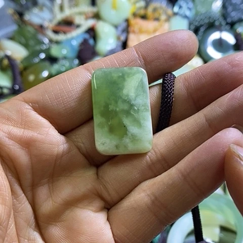 岫玉未镶嵌颈饰挂件
