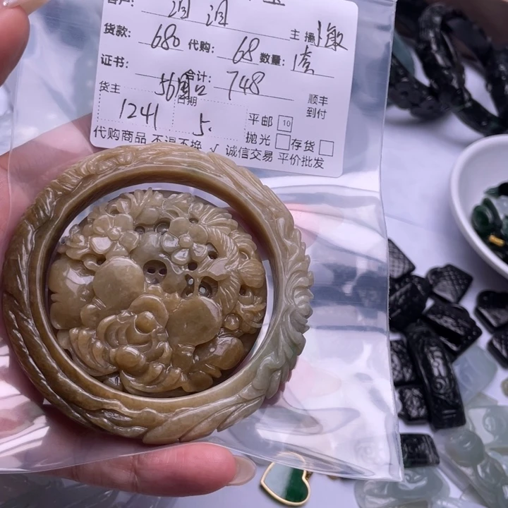 翡翠未镶嵌颈饰泪**手镯