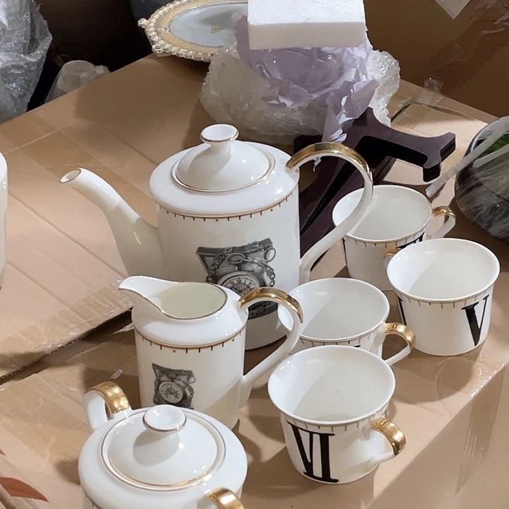 陶瓷花瓶，仿真绿植。7