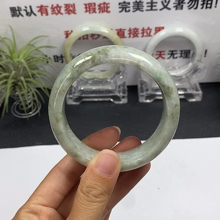 未镶嵌手镯翡翠9号。 56.8圈