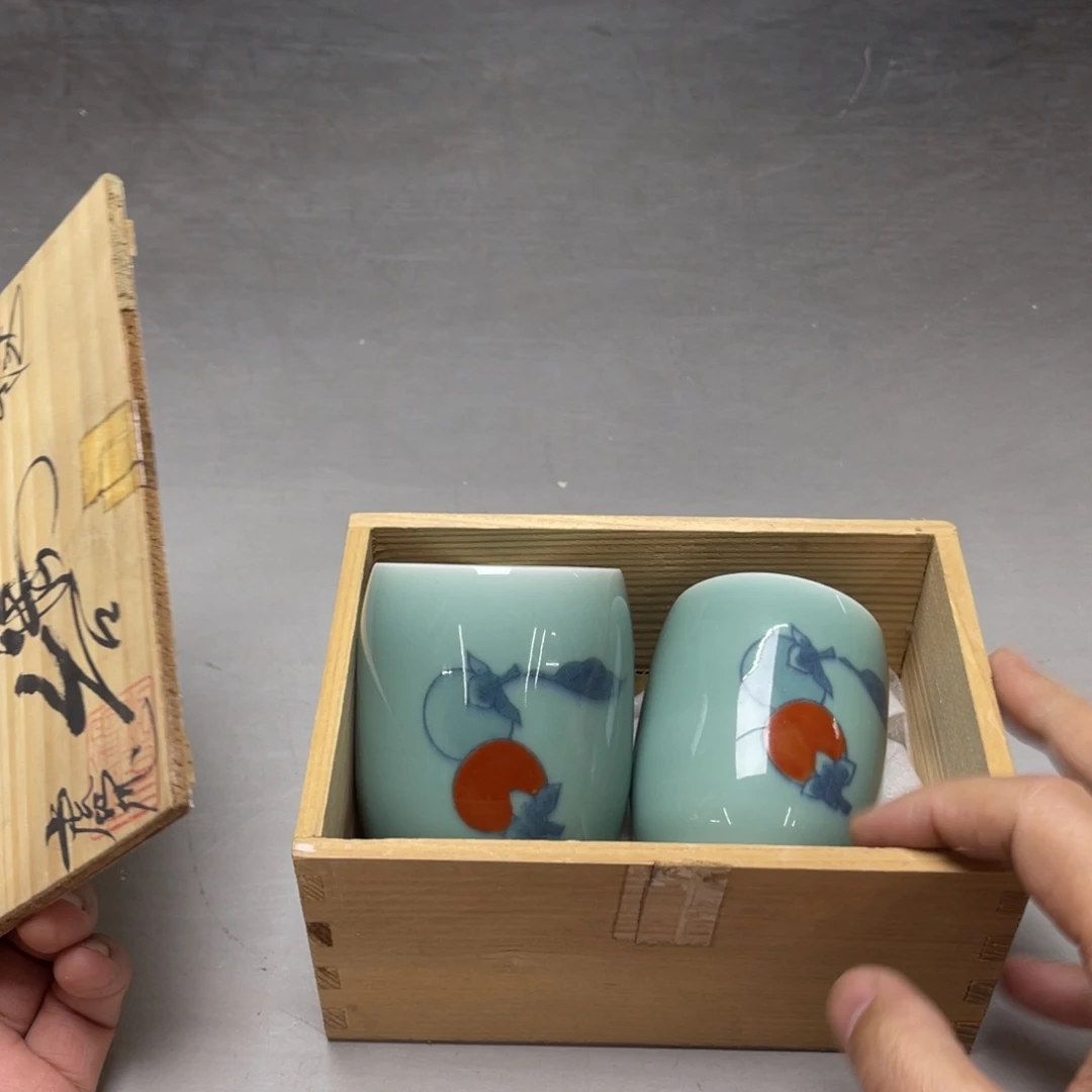 瓷片幸**草密密麻麻地排列着一个