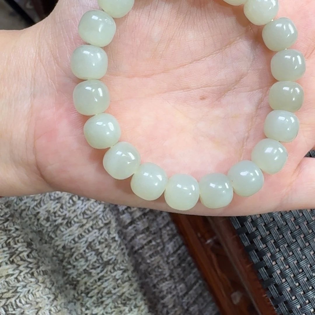 空***的和田玉未镶嵌颈饰近况卡10手串