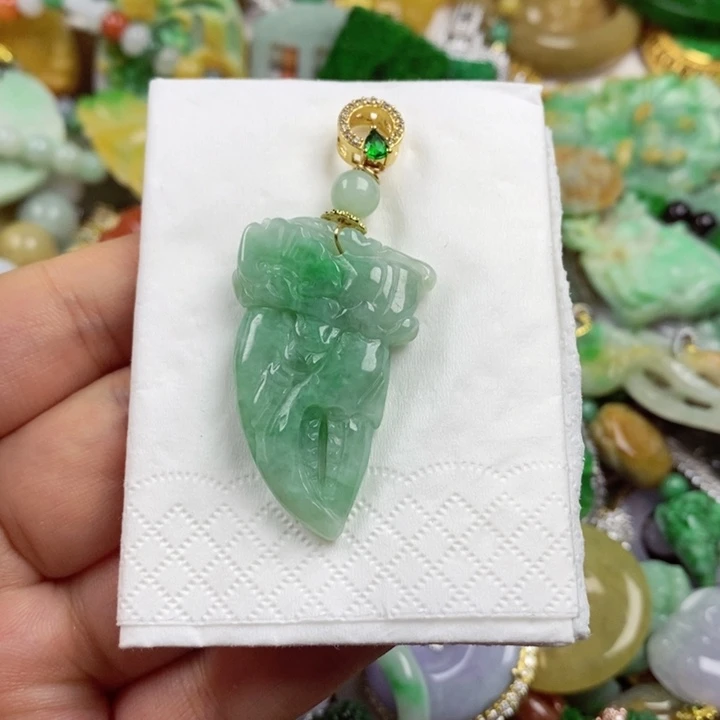 翡翠未镶嵌吊坠(赠链)