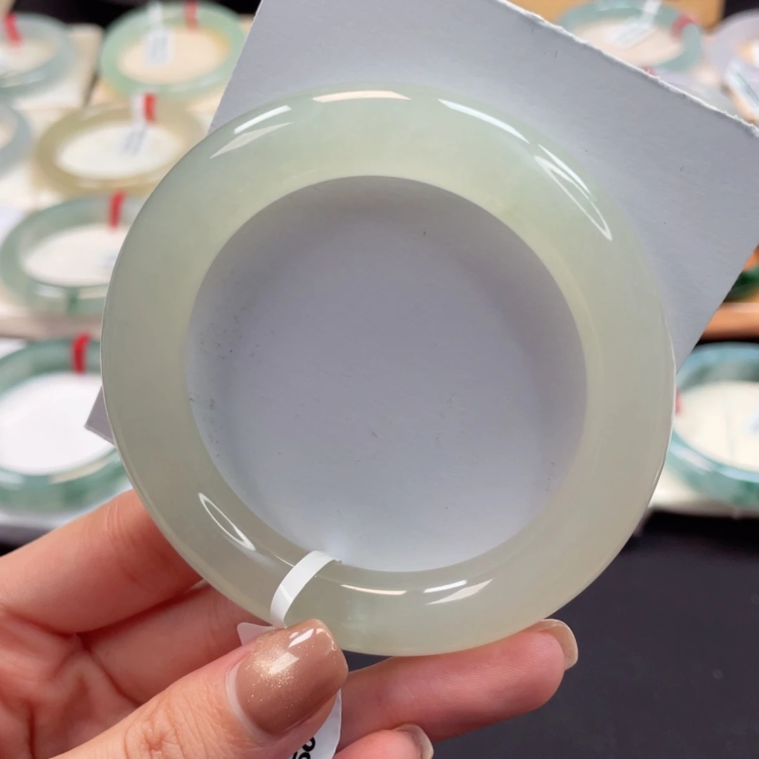 翡翠手镯未镶嵌翡翠手镯