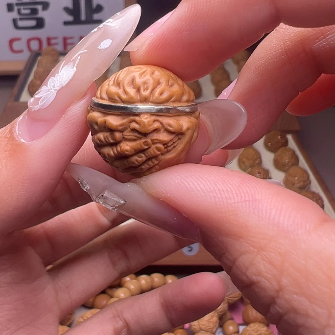 文玩核桃把件镶嵌款盲僧18左右尺寸全品有正常封口线