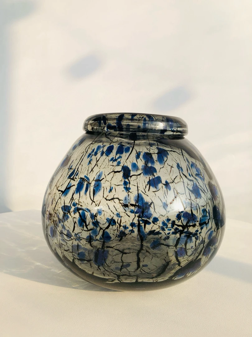 中古手工琉璃花瓶复古深灰色透明蓝斑点东方美学意境家居装饰设计