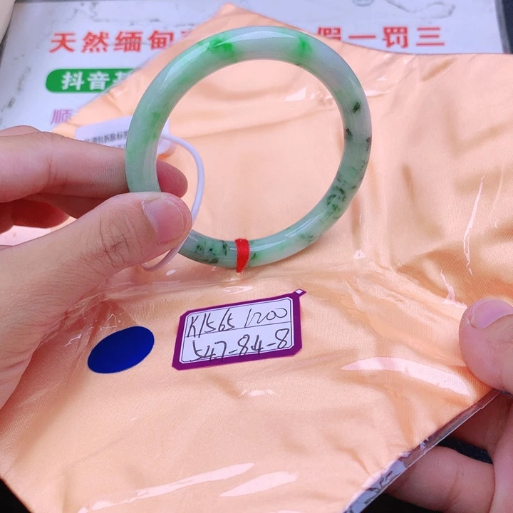 翡翠手镯未镶嵌翡翠