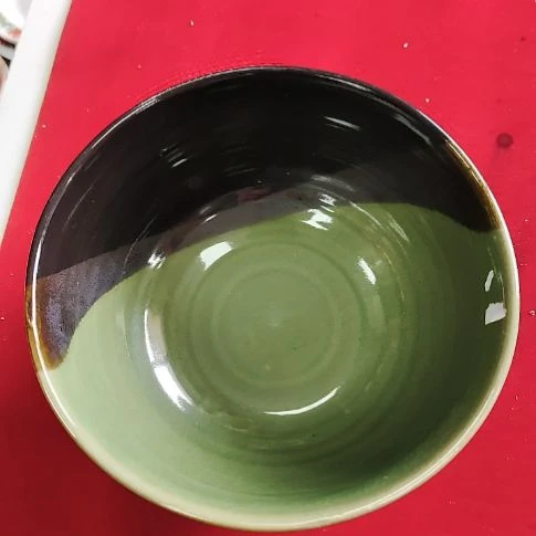 瓷片瓷片，各种摆件，盘，碗，沙锅，均有瑕疵。