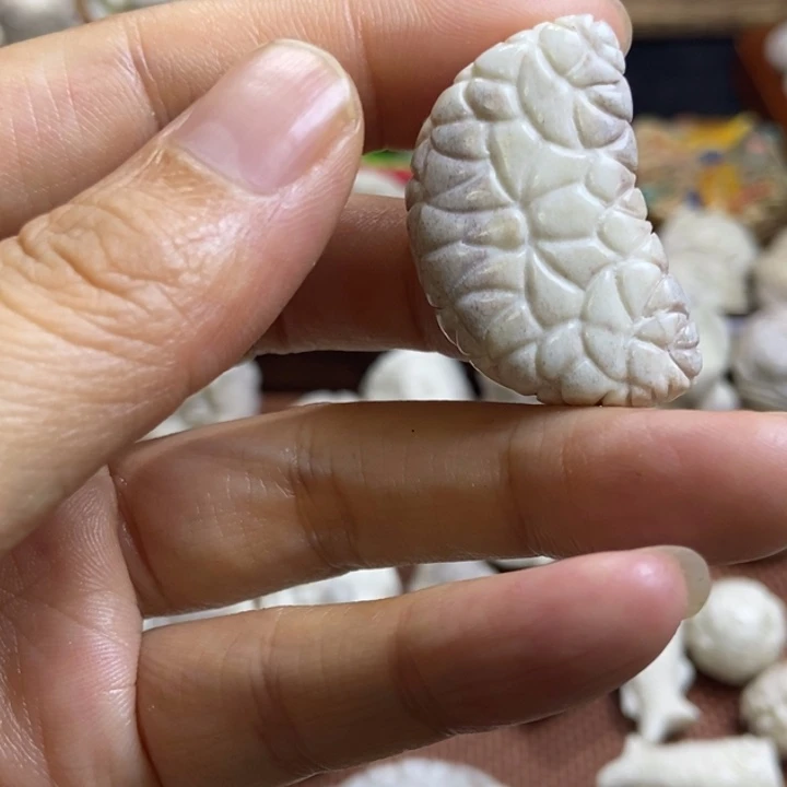 配饰鹿角雕刻一个出