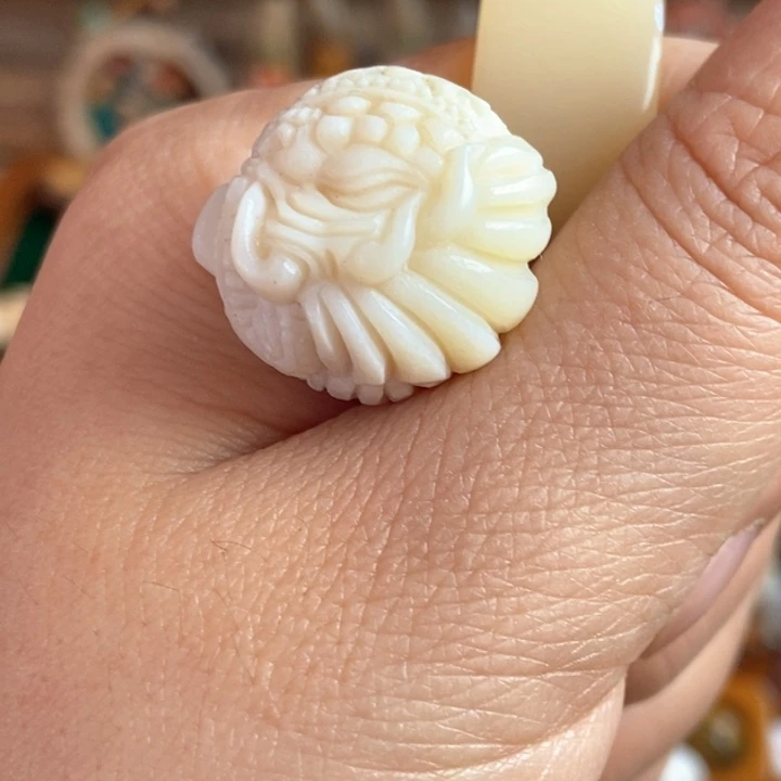 配饰鹿角雕刻吉象