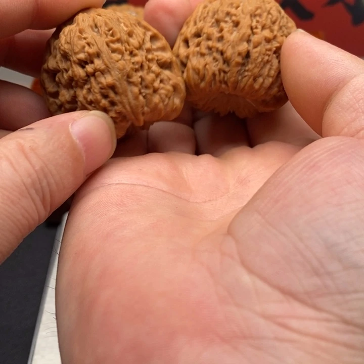 是***；文玩核桃把件南疆
