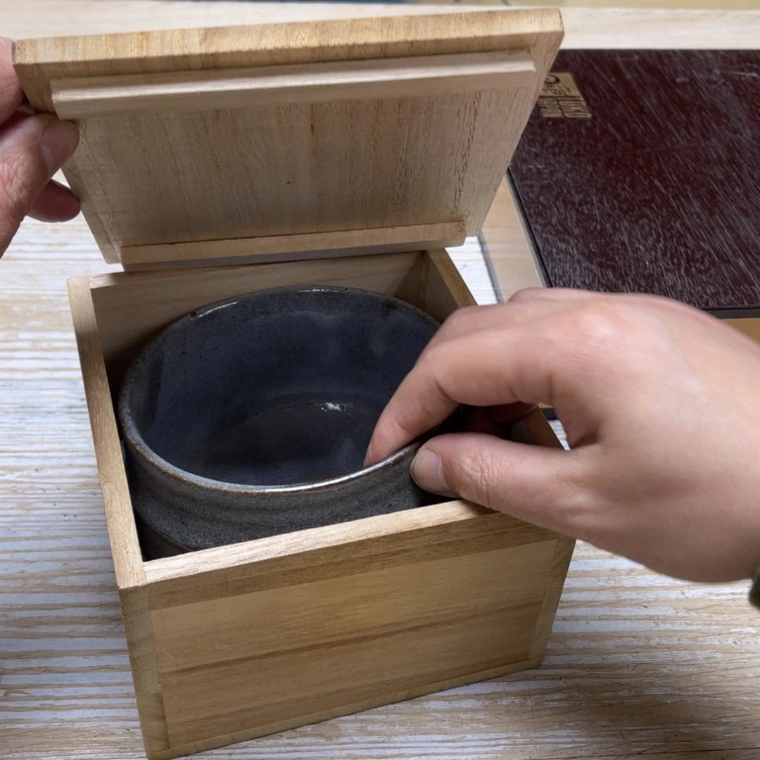 瓷片魔****?密密麻麻地排列着一个