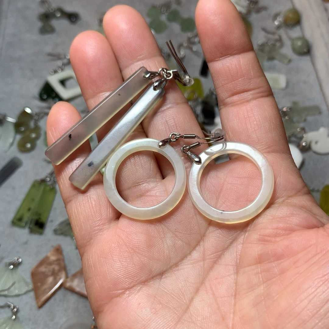 蛇纹石玉耳环未镶嵌李***?