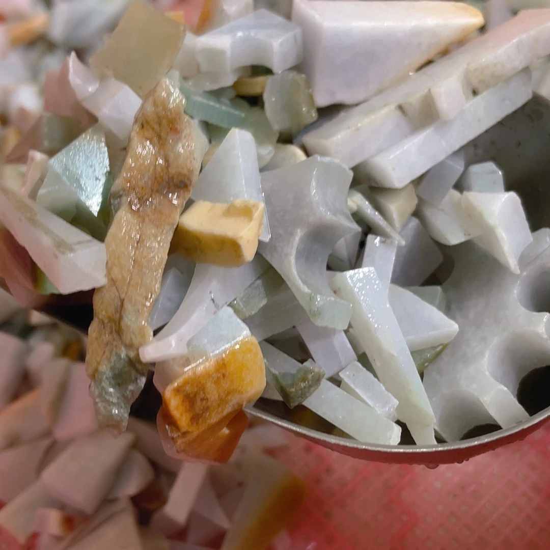 颈饰未镶嵌翡翠。