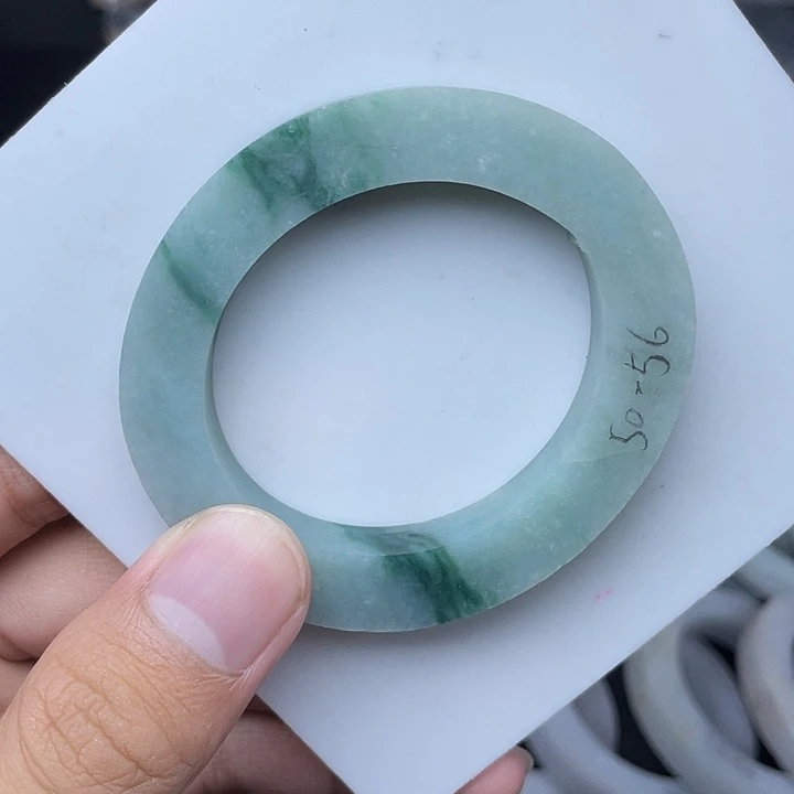 未镶嵌飘蓝花色系定制翡翠