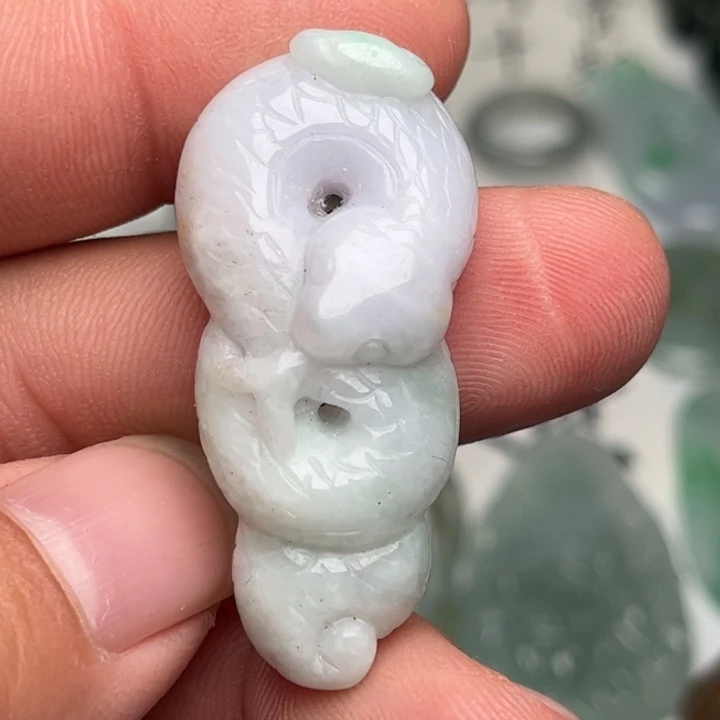 翡翠未镶嵌颈饰蛇