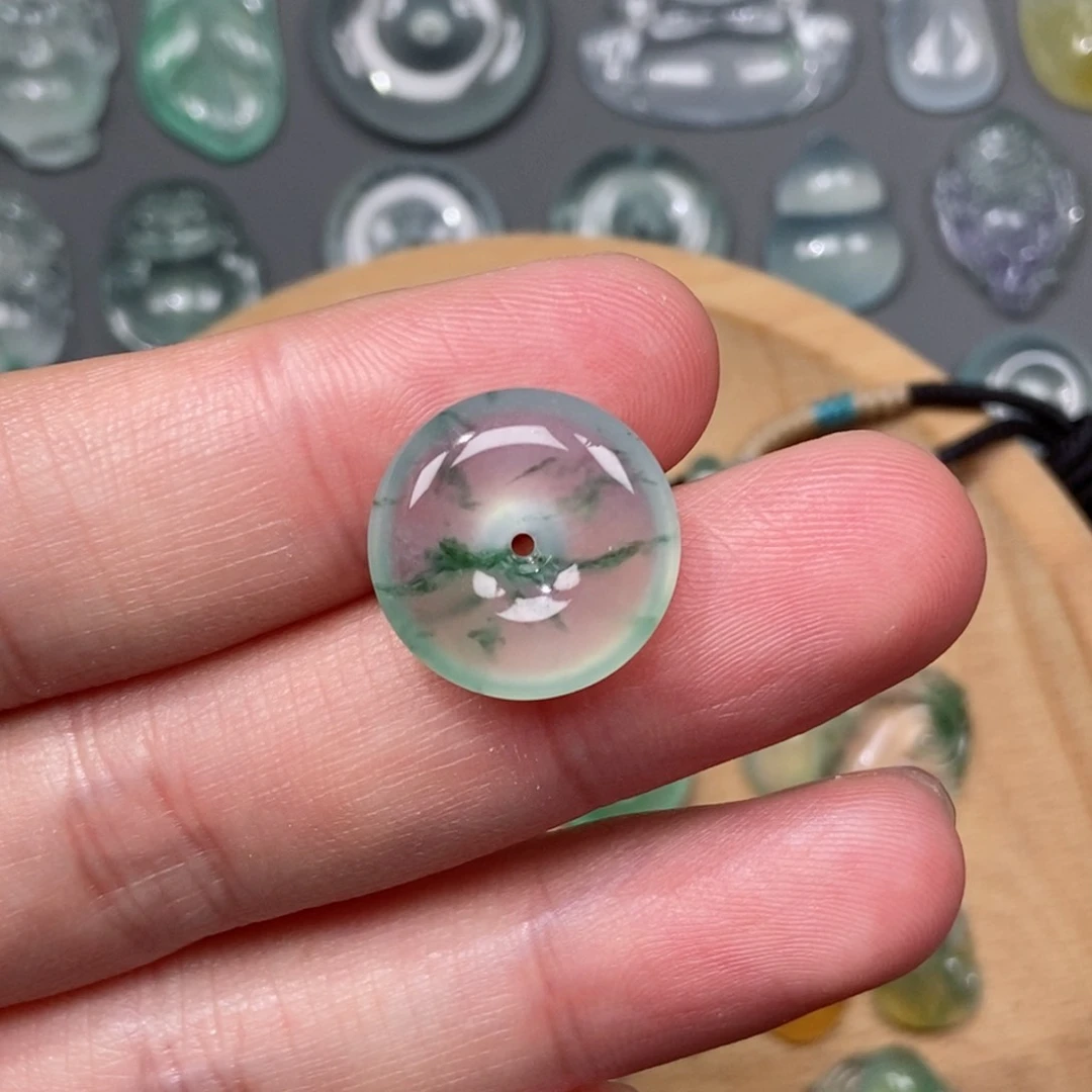 翡翠颈饰未镶嵌平安扣