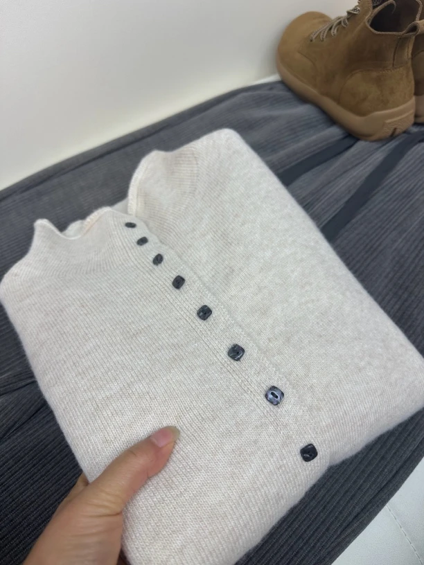 杨姐家 小方扣米色毛衣 百搭显廋好看 女