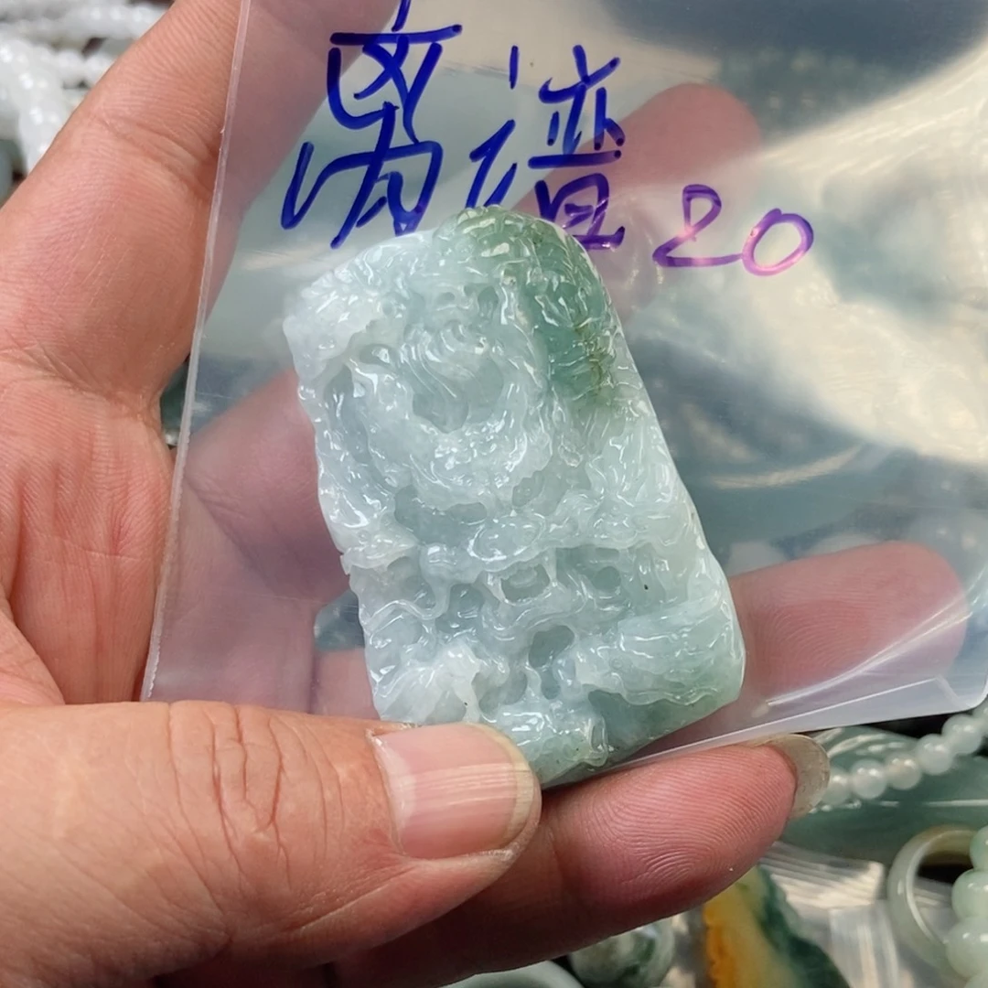 翡翠颈饰未镶嵌离**妈