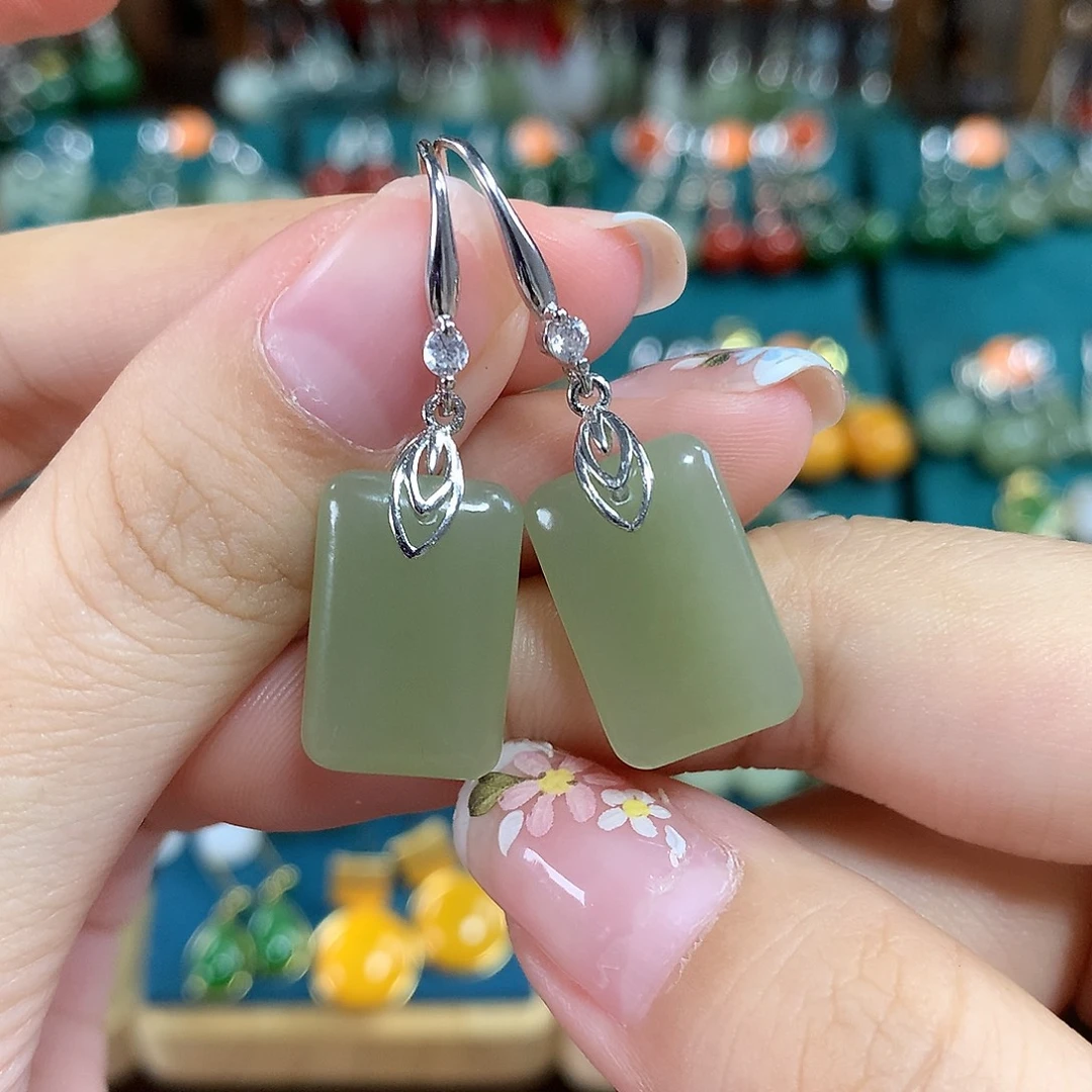 和田玉银S925镶嵌耳饰无事牌卡18左右，