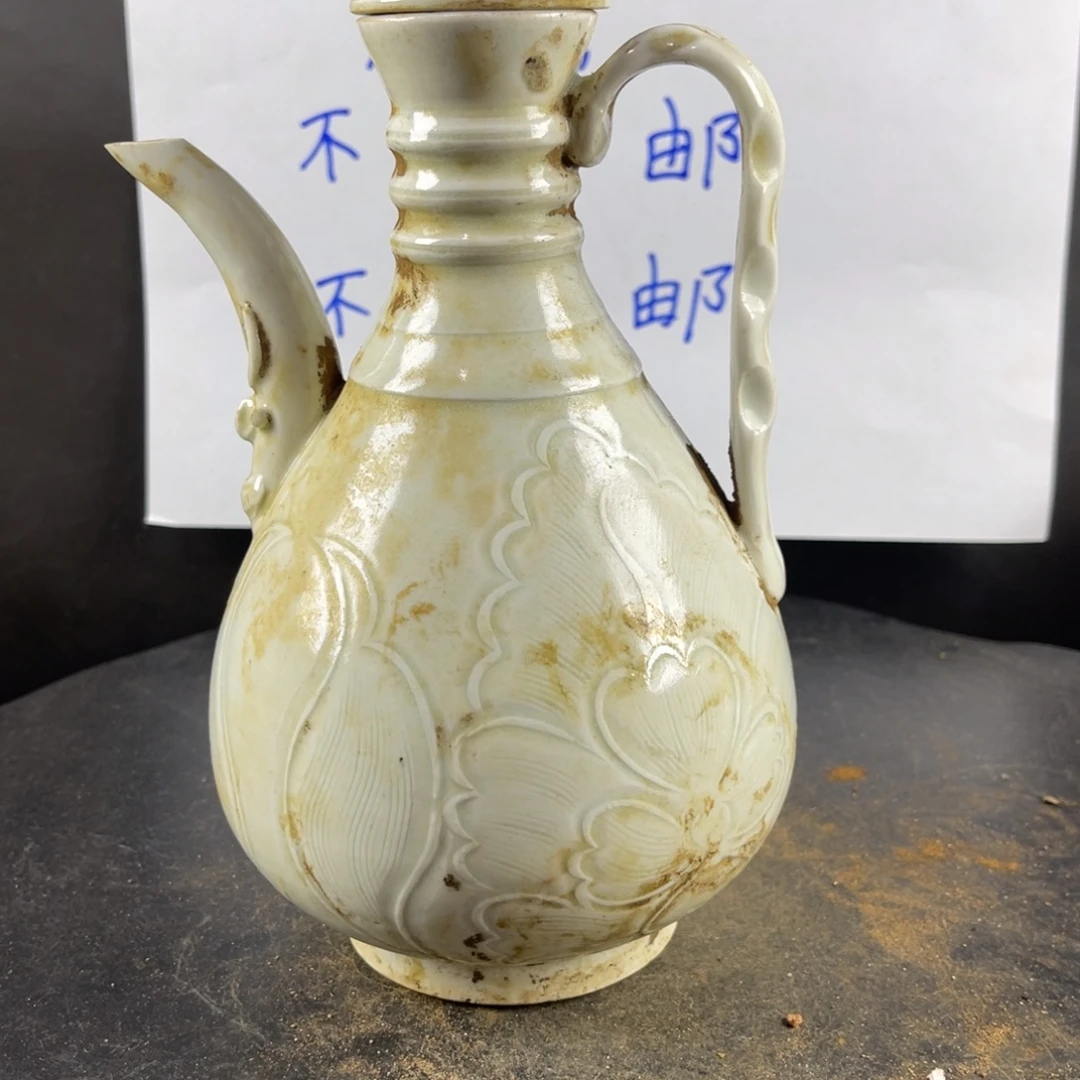 罐漂亮的小瓷器和