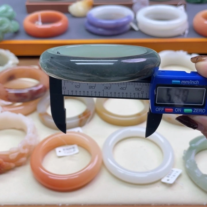 未镶嵌石英岩玉珠宝奇石